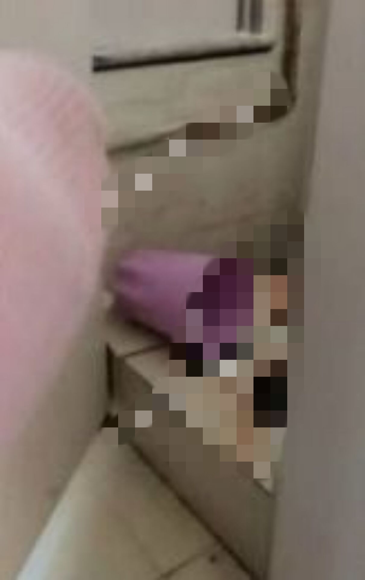 11月27日，网络爆料哈尔滨一女大学生在厕所分娩。老师知道后赶紧拨打120。目前，母子俩已被送医。插图3
