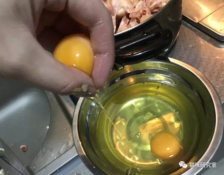 用无骨鸡胸肉给猫咪制作猫饭