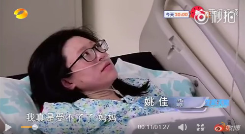 婴儿抬腿砸床原因 为什么两脚互搓是脑瘫